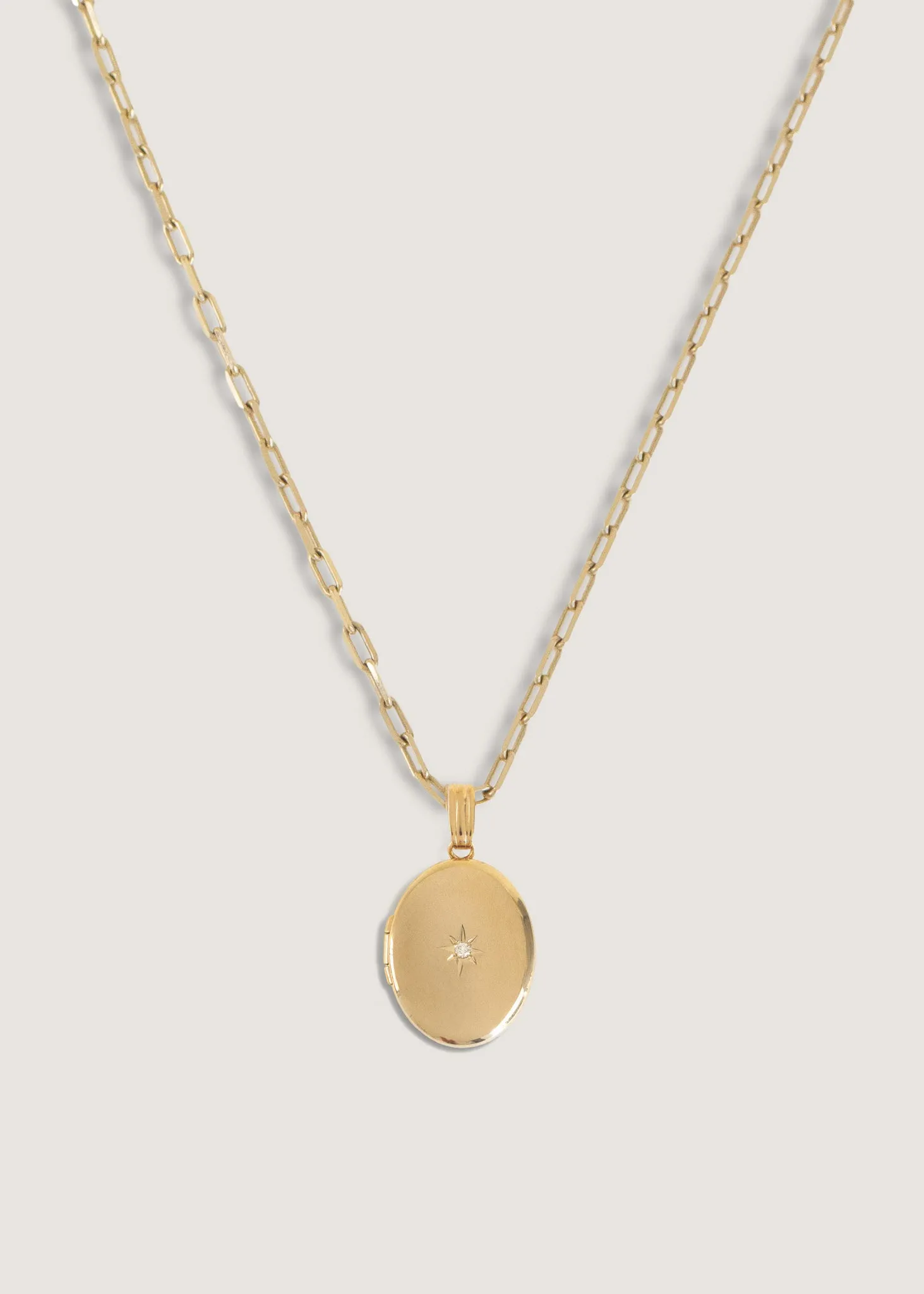 Maison Oval Locket Diamond