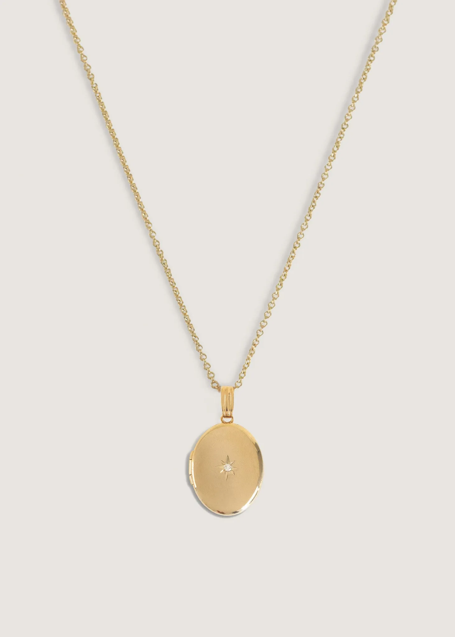 Maison Oval Locket Diamond